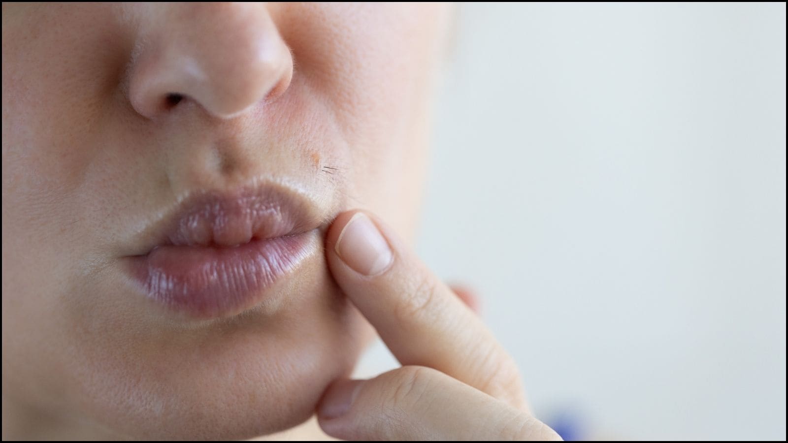 பெண்களுக்கு முகத்தில் லேசாக மீசை, தாடி வளர்ந்தால் ஆபத்தா? மருத்துவர் சொல்லும் விளக்கம்! | லைப்ஸ்டைல் போட்டோகேலரி - News18 தமிழ்