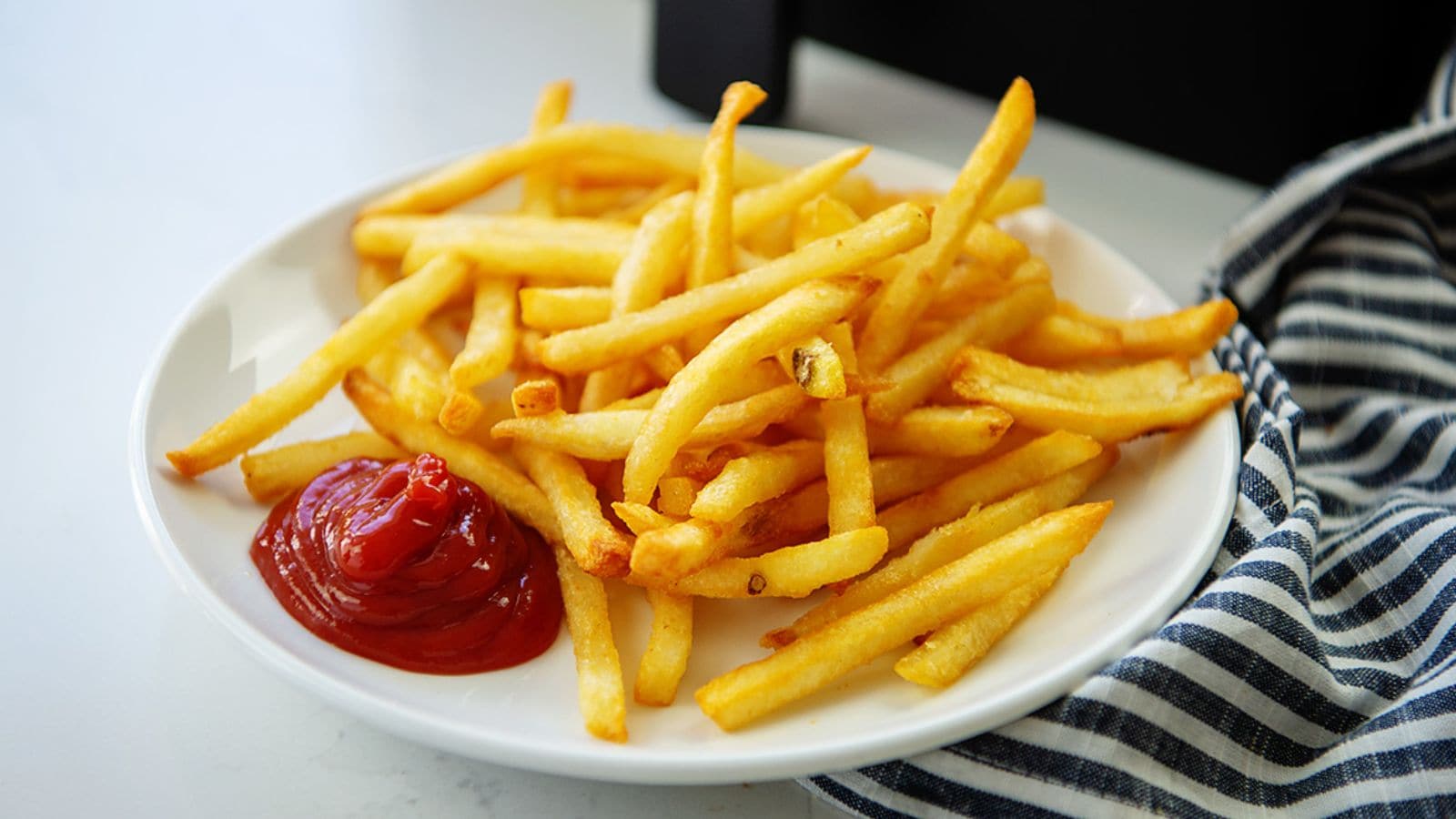 கடைகளைப்போல் வீட்டில் செய்யும் பிரஞ்சு ஃபிரைஸ் மொறுமொறுப்பாக வரலையா..? இந்த டிப்ஸ் டிரை பண்ணுங்க..! | லைப்ஸ்டைல் போட்டோகேலரி - News18 தமிழ்