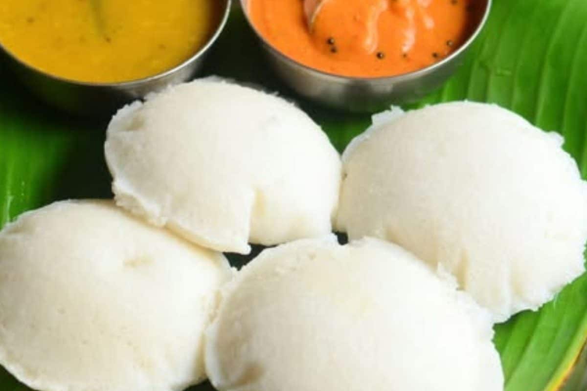 மல்லிகைப் பூ போன்ற இட்லி சுட ஒரு கிளாஸ் அரிசிக்கு எத்தனை கப் உளுந்து சேர்க்க வேண்டும்..? அவசியம் தெரிஞ்சுக்கோங்க..!