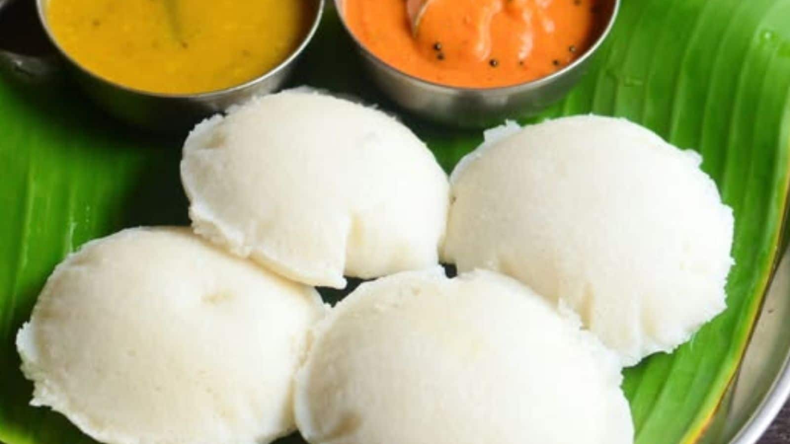 மல்லிகைப் பூ போன்ற இட்லி சுட ஒரு கிளாஸ் அரிசிக்கு எத்தனை கப் உளுந்து சேர்க்க வேண்டும்..? அவசியம் தெரிஞ்சுக்கோங்க..! | லைப்ஸ்டைல் போட்டோகேலரி - News18 தமிழ்