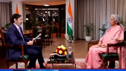 நேர்காணலின்போது நிதியமைச்சர் நேர்காணலின்போது நிதியமைச்சர்