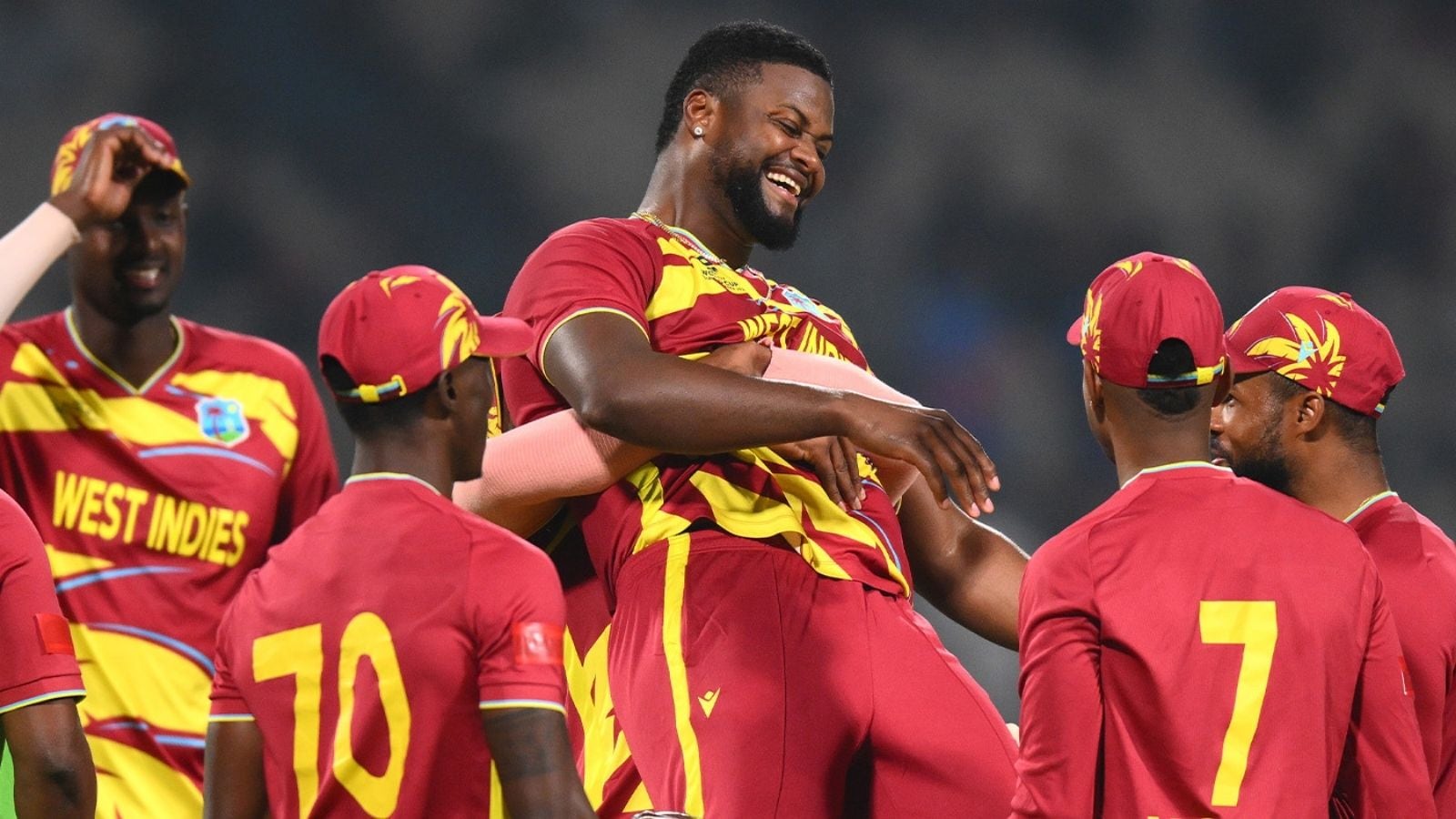 ஹாட்ரிக்குடன் ஒரே ஓவரில் 4 விக்கெட்.. மேட்ச் ரிசல்ட்டை மாற்றிய வெஸ்ட் இண்டீஸ் வீரர் ரொமாரியோ ஷெபர்ட் | கிரிக்கெட் செய்திகள் - News18 தமிழ்