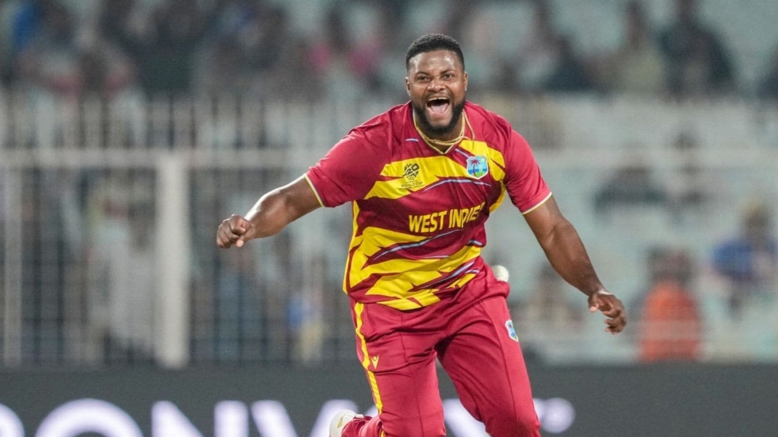 உலகக்கோப்பை தொடரில் ஹாட்ரிக் விக்கெட்.. மலிங்கா, கம்மின்ஸ் வரிசையில் இணைந்த ரொமாரியோ ஷெப்பர்ட் | கிரிக்கெட் செய்திகள் - News18 தமிழ்