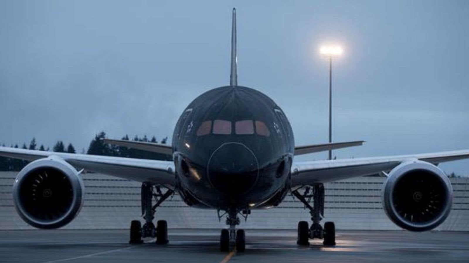 உலகில் கருப்பு நிற விமானங்களை இயக்கும் ஒரே நாடு எது தெரியுமா? அதற்கான காரணம் அறிந்தால் அசந்துபோவீங்க.. | Trending Stories Photogallery (டிரெண்டிங் போட்டோகேலரி) - News18 தமிழ்