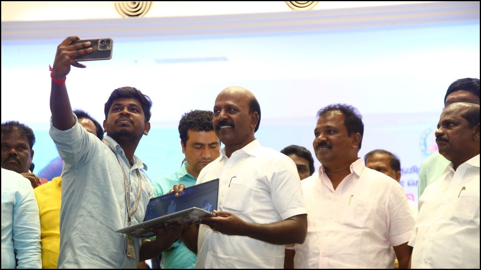 கல்லூரி மாணவர்களுக்கு மடிக்கணினி வழங்கிய அமைச்சர் மா.சுப்பிரமணியன்! | தமிழ்நாடு செய்திகள் (Tamil Nadu News) - News18 தமிழ்