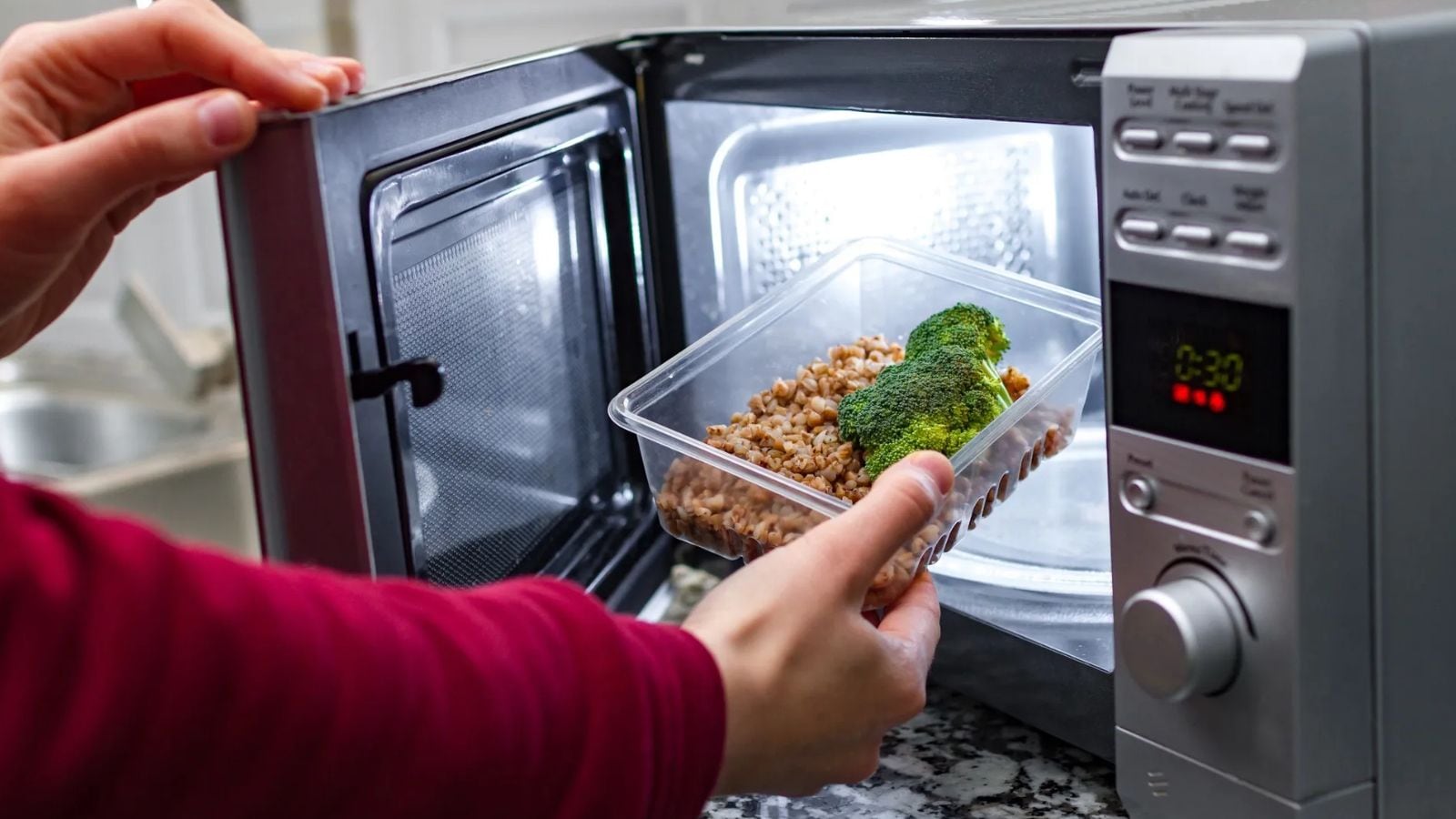 மைக்ரோவேவில் பிலாஸ்டிக் கண்டெய்னர்களில் உணவுகளை சூடாக்குவது ஆபத்தா..? மருத்துவர் விளக்கும் பாதிப்புகள்..! | Lifestyle News (வாழ்க்கை முறை செய்திகள்) - News18 தமிழ்