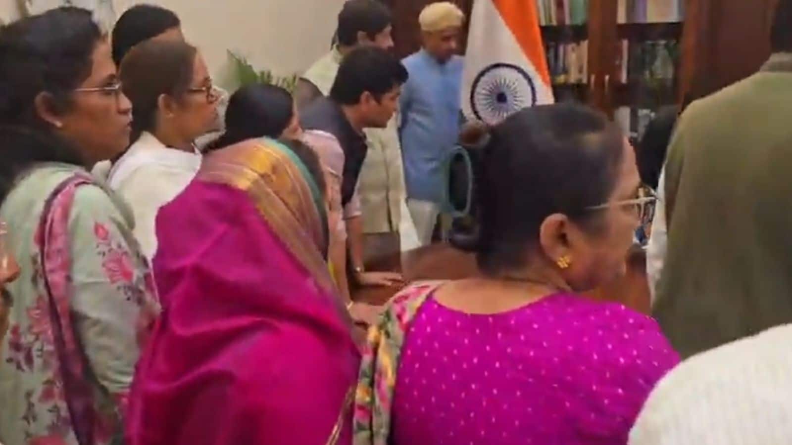 சபாநாயகர் அறைக்குள் காங்கிரஸ் பெண் எம்.பி.க்கள் நுழைந்து மிரட்டல் – அமைச்சர் கிரண் ரிஜிஜூ பரபரப்பு | India News (இந்தியா செய்திகள்) - News18 தமிழ்