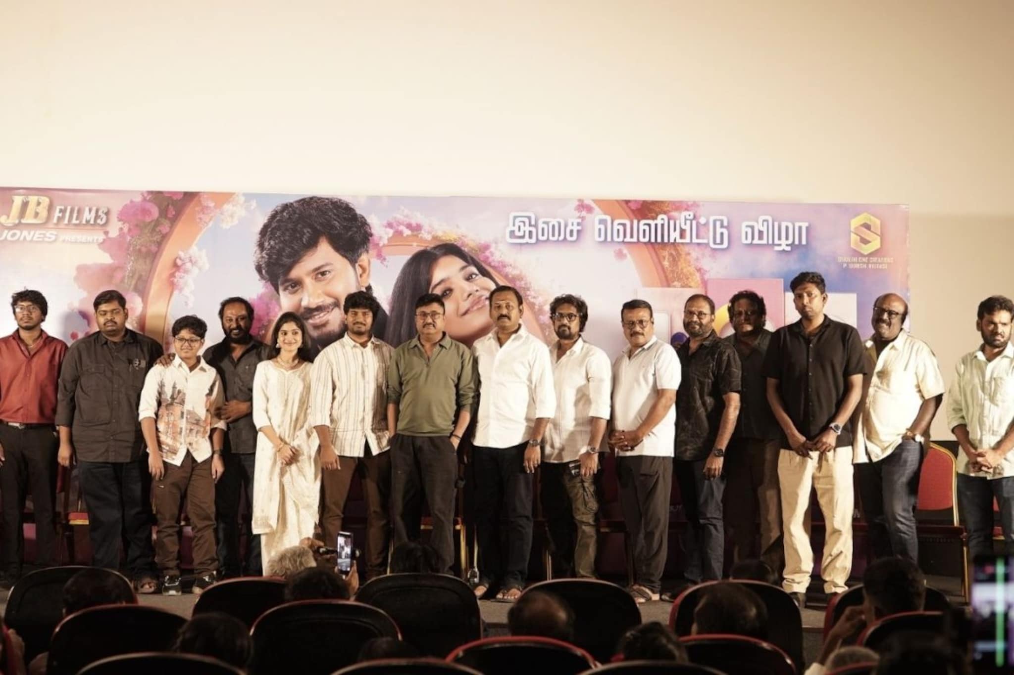 20 வருடங்களுக்குப் பிறகு பாடல் எழுதிய பிரபல இயக்குநர்! 20 வருடங்களுக்குப் பிறகு பாடல் எழுதிய பிரபல இயக்குநர்!