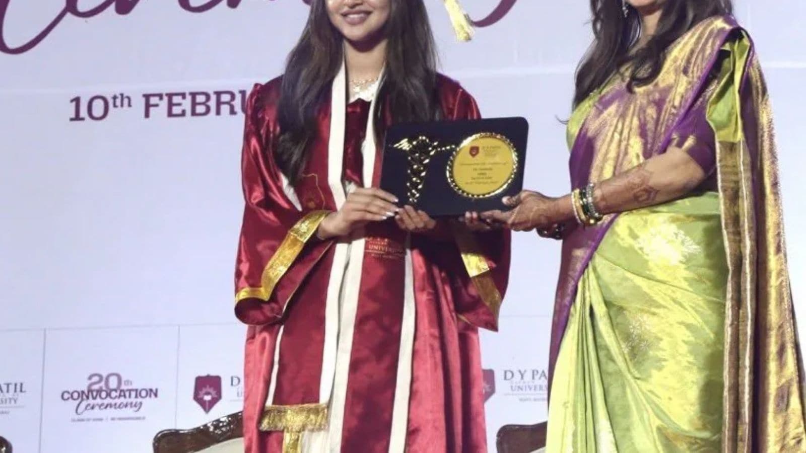 Actress | மருத்துவராக பட்டம் பெற்ற பிரபல நடிகை…24 வயதில் பான் இந்தியா ஸ்டார்.. யார் தெரியுமா? | சினிமா போட்டோகேலரி - News18 தமிழ்