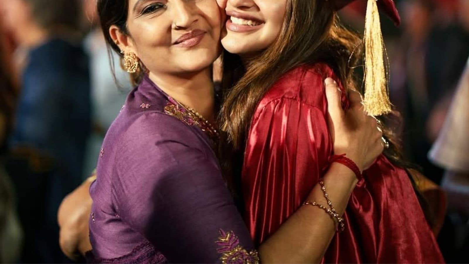 “சத்தியத்தை காப்பாற்றிவிட்டேன்…” - ‘டாக்டர்’ ஆன பிரபல நடிகை வெளியிட்ட புகைப்படங்கள்! | பொழுதுபோக்கு போட்டோகேலரி - News18 தமிழ்