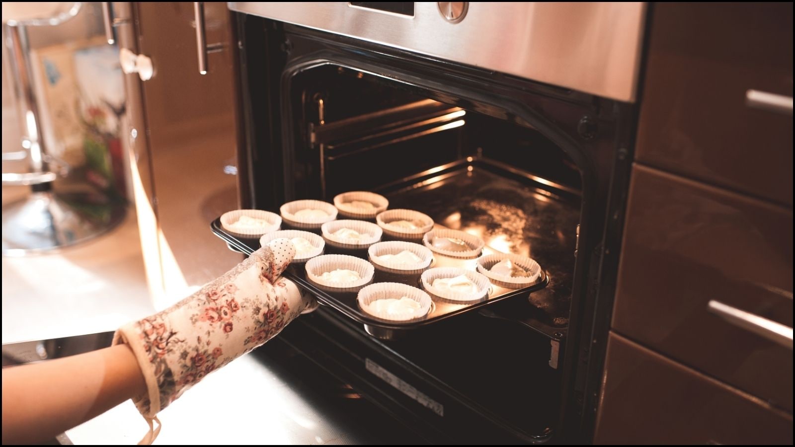 Oven | மைக்ரோவேவ்-அவன் மூலம் உணவை அடிக்கடி சூடுபடுத்துபவரா நீங்கள்? அப்போ இதை கண்டிப்பா தெரிஞ்சுக்கோங்க! | லைப்ஸ்டைல் போட்டோகேலரி - News18 தமிழ்