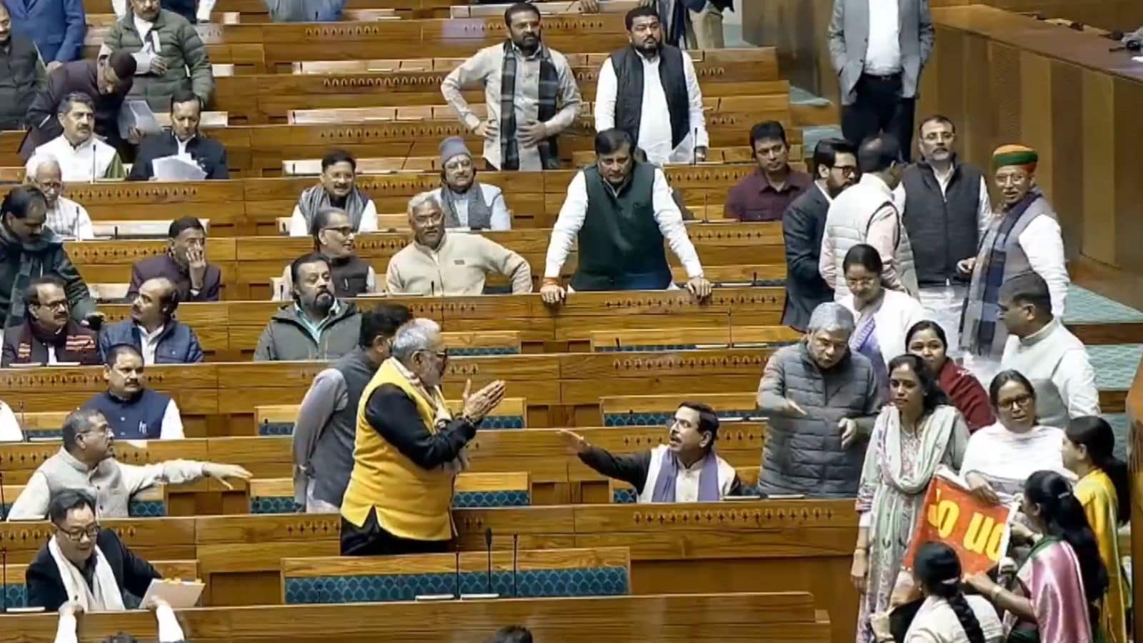 பிரதமரை தாக்கும் எம்.பி.க்கள்? கிரண் ரிஜிஜூ வெளியிட்ட புதிய வீடியோ! மக்களவையில் பரபரப்பு | India News (இந்தியா செய்திகள்) - News18 தமிழ்