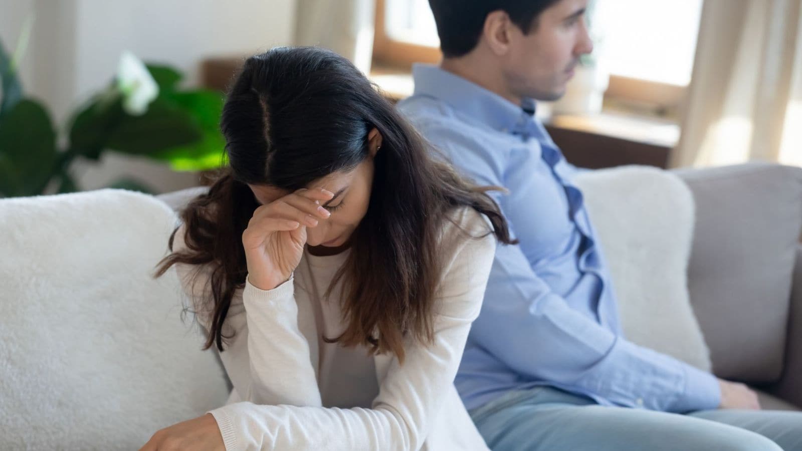 துணை திடீரென இப்படி நடந்துக்கொண்டால் உஷாராக இருங்கள்.. உங்களை வெறுப்பதற்கான அறிகுறி.. | லைப்ஸ்டைல் போட்டோகேலரி - News18 தமிழ்