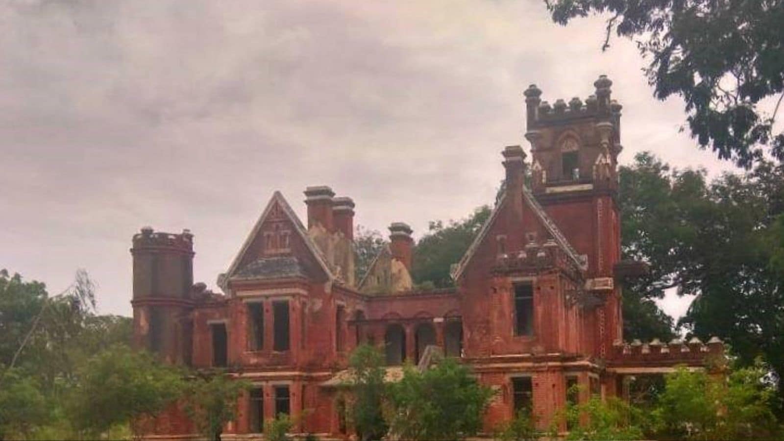 ஆங்கிலேய காதலிக்காக ஜாகிர் கட்டிய 'வசந்த மாளிகை'... எங்கிருக்கு? என்ன ஸ்பெஷல் தெரியுமா? | தமிழ்நாடு போட்டோகேலரி - News18 தமிழ்