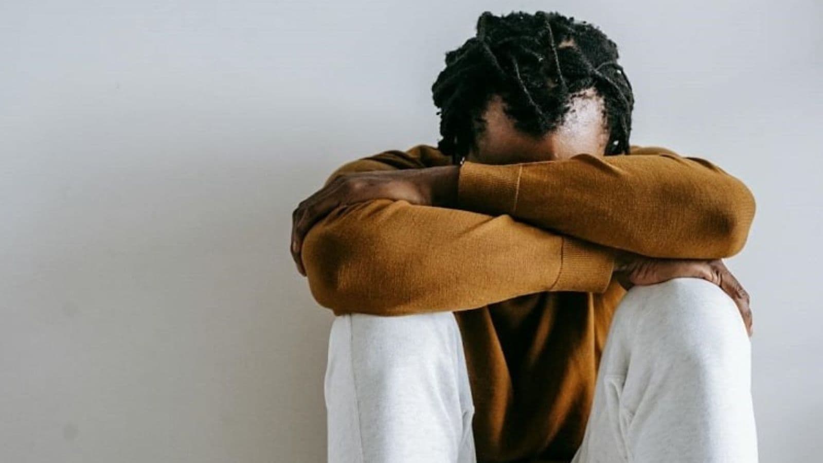 இன்றைய இளைஞர்கள் அதிகமாக தனிமையில் இருக்க என்ன காரணம்..? மீள்வதற்கான வழிகள்..! | லைப்ஸ்டைல் போட்டோகேலரி - News18 தமிழ்