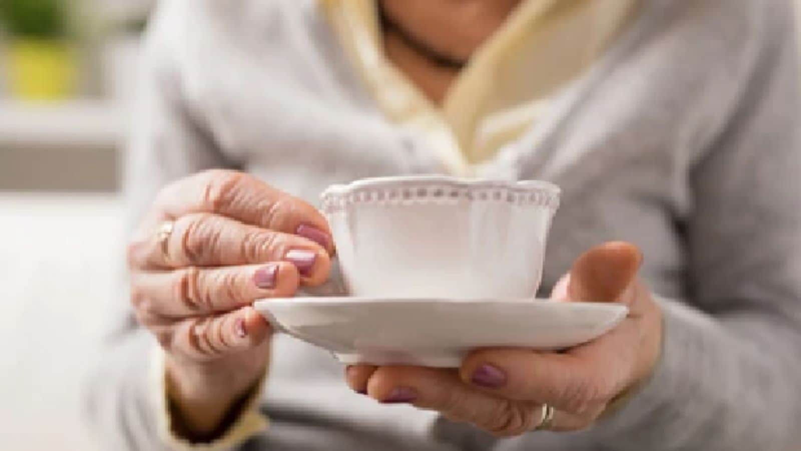 நீங்கள் செராமிக் கப்புகளில் தான் டீ குடிப்பீர்களா..? அதற்கு முன் இந்த பிரச்சனையை தெரிஞ்சுக்கோங்க..! | லைப்ஸ்டைல் போட்டோகேலரி - News18 தமிழ்