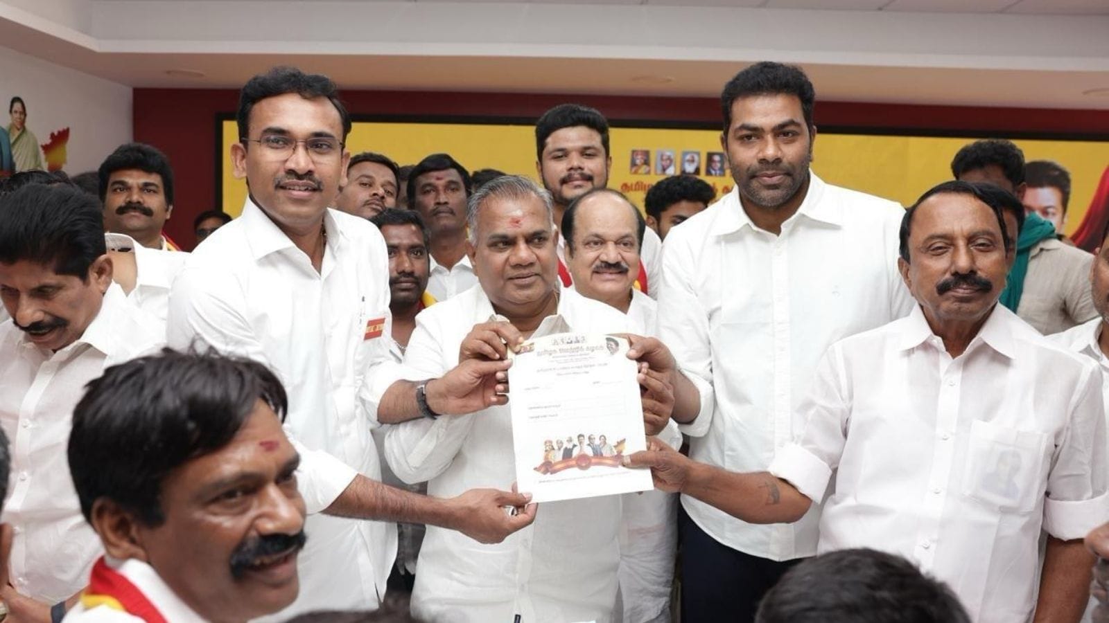 “விருப்ப மனு பெற பனையூர் அலுவலகம் வர வேண்டாம்” - தவெக பொதுச்செயலாளர் என்.ஆனந்த் | தமிழ்நாடு செய்திகள் (Tamil Nadu News) - News18 தமிழ்