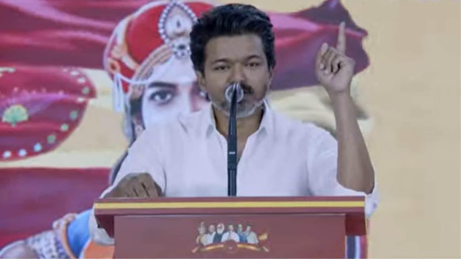 திமுகவை விமர்சித்து கற்பனை திருக்குறள்... தவெக மேடையில் விஜய் கிண்டல் | தமிழ்நாடு செய்திகள் (Tamil Nadu News) - News18 தமிழ்