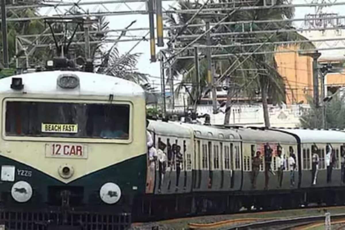 இயல்பு நிலைக்கு திரும்பியது சென்னை புறநகர் மின்சார ரயில் சேவை.. பயணிகள் மகிழ்ச்சி