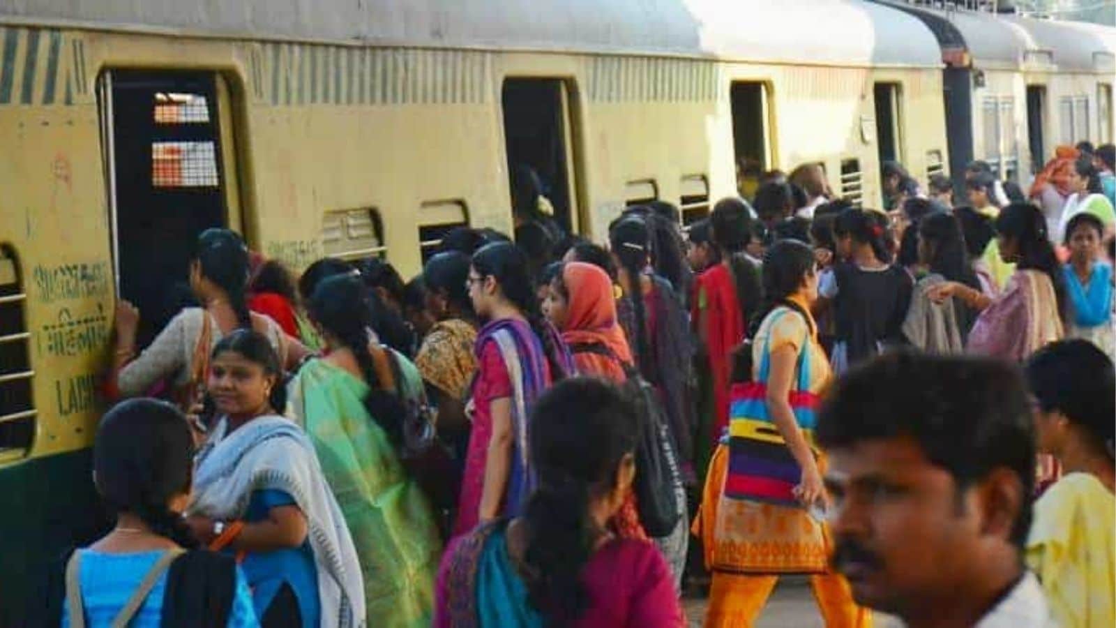 சென்னை மக்கள் கவனத்திற்கு.. புறநகர் ரயில் சேவை குறைப்பு - தெற்கு ரயில்வே அறிவிப்பு | தமிழ்நாடு போட்டோகேலரி - News18 தமிழ்