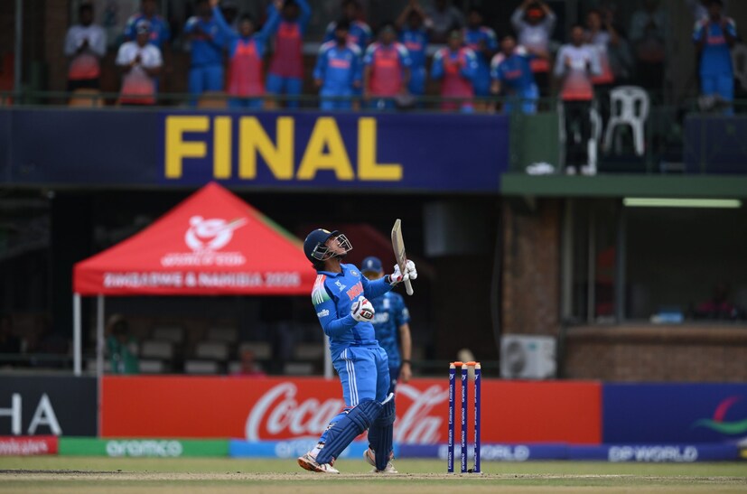  இதனிடையே இறுதிப்போட்டி இங்கிலாந்து அணிக்கு எதிராக இன்று நடைபெற்று வருகிறது. ஜிம்பாப்வே நாட்டின் ஹராரேவில் நடைபெறும் ஆட்டத்தில், டாஸ் வென்ற இந்தியா பேட்டிங்கை தேர்வு செய்தது. கேப்டன் ஆயுஷ் மாத்ரே 53 ரன்களில் ஆட்டமிழந்தார். அதேநேரம், தொடக்க ஆட்டக்காரர் சூர்யவன்ஷி, ஆரம்பம் முதலே அதிரடியாக விளையாடினார். பந்தை நாலாபுறமும் சிதறடித்த அவர், சதம் அடித்தார். தொடர்ந்து, இங்கிலாந்து பந்துவீச்சாளர்களை திணறடித்த வன்ஷி, 175 ரன்கள் குவித்திருந்தபோது ஆட்டமிழந்தார். 80 பந்துகளை எதிர்கொண்ட அவர், 15 சிக்சர்கள் மற்றும் 15 பவுண்டரிகள் அடித்து ரசிகர்களை உற்சாகப்படுத்தினார்.