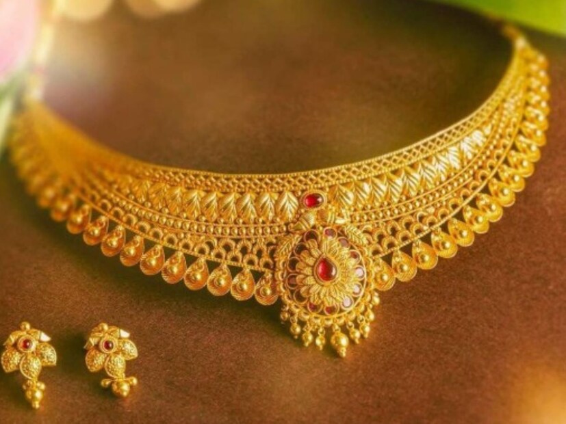  தொடர்ந்து வார தொடக்கமான இன்று தங்கம் விலை அதிரடியாக குறைந்துள்ளது. அதன் படி, 22 காரட் தங்கம் விலை கிராமுக்கு ரூ.100 குறைந்து ஒரு கிராம் ரூ.14,950க்கும் சவரனுக்கு ரூ.800 குறைந்து ஒரு சவரன் ரூ.1,19,600க்கும் விற்பனை செய்யப்படுகிறது.