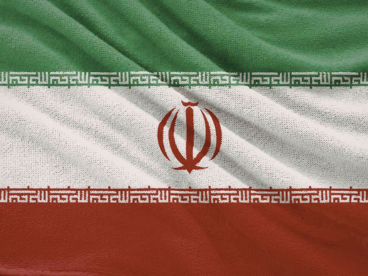 ஈரானில் ஒரு லிட்டர் பெட்ரோலின் விலை 2 முதல் 5 ரூபாய் மட்டுமே. இந்தியாவுடன் ஒப்பிடும் போது, இவ்வளவு பெரிய வித்தியாசத்திற்கு காரணம் என்னவென்றால், ஈரான் உலகின் மிகப்பெரிய எண்ணெய் உற்பத்தியாளர் என்பதே. ஈரான் மண்ணிலேயே எண்ணெய் இருப்பு உள்ளதால், அவர்கள் பெட்ரோலுக்காக வேறு எந்த நாட்டையும் சார்ந்திருக்க வேண்டிய அவசியமில்லை.