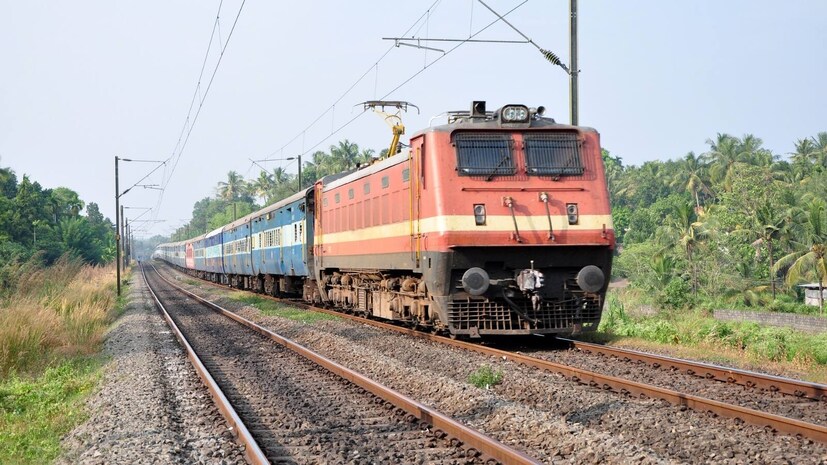 பெரும்பாலானவர்களுக்கு ரயிலில் பயணம் செய்வது மிகவும் வசதியாக இருக்கும். ஆனால், ரயில்களில் கொண்டு செல்லும் லக்கேஜ் தொடர்பான விதிகள் குறித்துப் பலருக்கும் குழப்பம் உள்ளது. இந்திய ரயில்வே, ஒவ்வொரு பயணியும் தங்களது வகுப்பைப் பொறுத்து, சிறிதளவு லக்கேஜ் இலவசமாக எடுத்துச் செல்ல அனுமதிக்கிறது. ஆனால் இதற்கு அதிகபட்ச வரம்பு உள்ளது. இந்திய ரயில்வே விதிகளின்படி, ஏசி முதல் வகுப்புப் பயணிகள் 70 கிலோ வரை இலவசமாக எடுத்துச் செல்லலாம். கூடுதலாக 15 கிலோ சிறிய அளவுக்கு அனுமதி உள்ளது. அதாவது, 15 கிலோ வரையிலான கூடுதல் லக்கேஜ்கள் அனுமதிக்கப்படுகின்றன. அதிகபட்சமாக அனுமதிக்கப்பட்ட எடை 150 கிலோ ஆகும். அதைவிட அதிகமாக இருந்தால், லக்கேஜ்களைத் தனியாக முன்பதிவு செய்து, பிரேக் வேனில் அனுப்ப வேண்டும். அனுமதிக்கப்பட்ட அளவை விட அதிக சாமான்கள் உங்களிடம் இருந்தால், அதை முன்கூட்டியே அறிவித்து, அதற்கான கட்டணத்தைச் செலுத்தி, லக்கேஜ்களை எடுத்துச் செல்ல வேண்டும். இந்தக் கட்டணங்கள் உங்கள் சாமான்களின் எடை மற்றும் நீங்கள் பயணிக்கும் தூரத்தைப் பொறுத்து அமையும்.