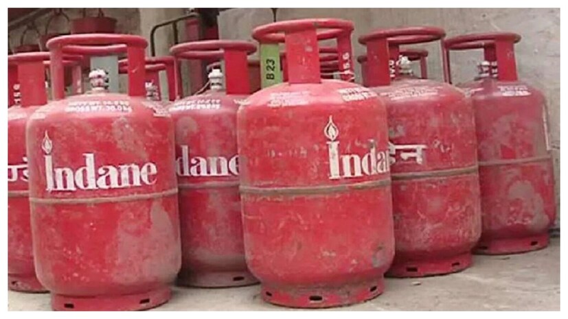 அமெரிக்கா-இஸ்ரேல்-ஈரான் மோதல்களுக்கு மத்தியில் இந்தியா கடுமையான எரிபொருள் நெருக்கடியை எதிர்கொண்டுள்ளது. இதன் விளைவாக, எல்பிஜி சிலிண்டர்களை முன்பதிவு செய்வதற்கான காத்திருப்பு நேரம் 45 நாட்களாக அதிகரித்துள்ளது. இது பொதுமக்களிடையே பீதியை ஏற்படுத்தியுள்ளது. இருப்பினும், குறிப்பிடத்தக்க நிவாரணம் வழங்கும் முயற்சியில், நிறுவனங்கள் எல்பிஜி சிலிண்டர்களின் விநியோகத்தை மேம்படுத்தி, முன்பதிவு செய்வதற்கான காத்திருப்பு நேரத்தைக் குறைத்துள்ளன.