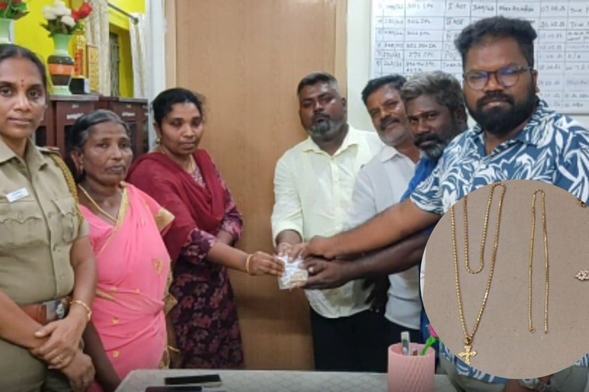 பழைய துணிக்குள் இருந்த 12 சவரன் தங்க நகை.. போலீஸ் ஸ்டேஷனில் ஒப்படைத்த வியாபாரிக்கு பாராட்டு..!