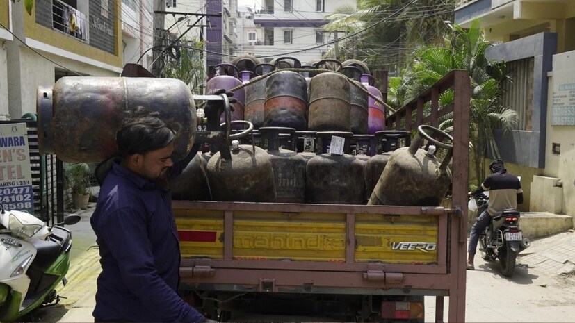  இதன் விளைவாக, மார்ச் 14 முதல் கிட்டத்தட்ட 30,000 டன் வணிக ரீதியான LPG விநியோகிக்கப்பட்டுள்ளது. இந்த முடிவுகளை எடுக்கும்போது, உணவகங்கள், சாலையோர உணவகங்கள், தங்கும் விடுதிகள், தொழிற்சாலை சிற்றுண்டிச்சாலைகள் மற்றும் புலம்பெயர் தொழிலாளர்களுக்கு முன்னுரிமை அளிக்கப்படுவதை மத்திய அரசு உறுதி செய்தது.