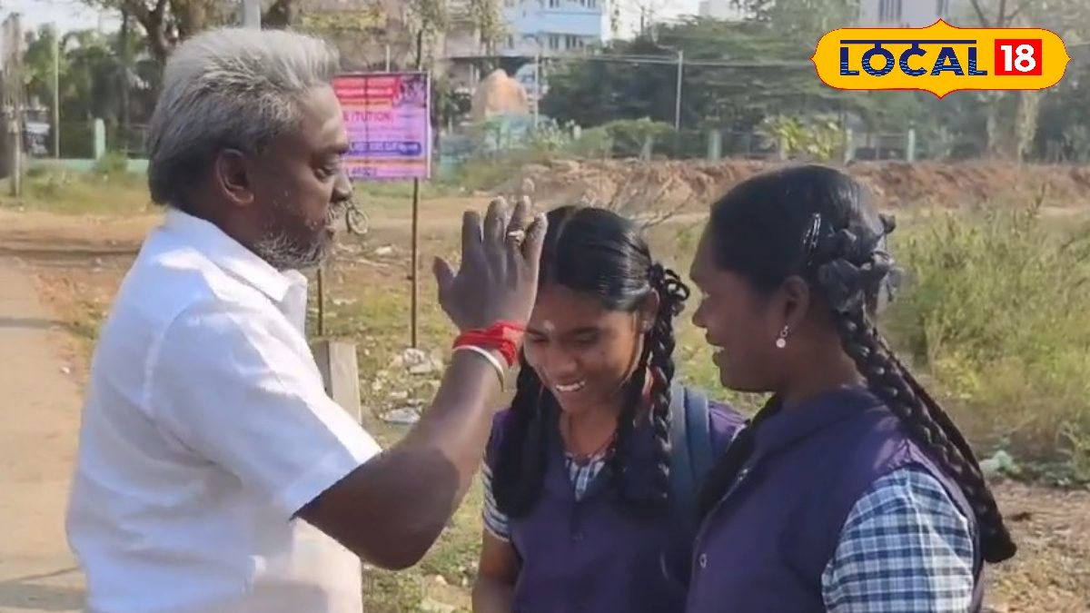 ஆசீர்வாதம் பெற்று தேர்வு எழுத சென்ற மாணவிகள்... புதுக்கோட்டையில் உணர்ச்சி பூர்வ காட்சிகள்…