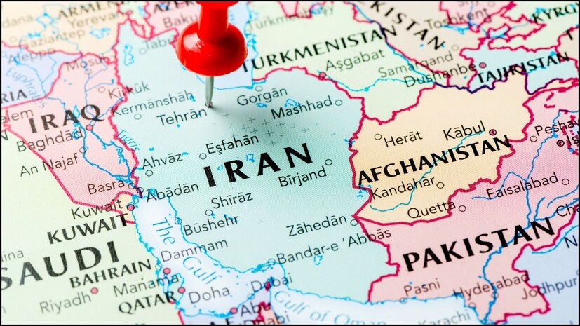 ஈரான் - தோராயமாக 157-158 பில்லியன் பீப்பாய்கள்... இந்த பட்டியலில் ஈரான் மூன்றாவது இடத்தில் உள்ளது. சீனா மற்றும் ரஷ்யா போன்ற நாடுகளுடன் ஈரான் வலுவான உறவுகளை கொண்டுள்ளது. ஆனால், அமெரிக்காவுடனான உறவுகள் பல தசாப்தங்களாக பதட்டமாகவே உள்ளன. பொருளாதாரத் தடைகளுக்கு மத்தியிலும் ஈரான் தனது எண்ணெய்த் துறையைப் பராமரிக்க முயற்சித்து வருகிறது.