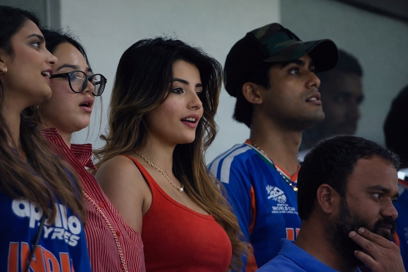  அதிதி ஜெய்ப்பூரைச் சேர்ந்த பிரபல தொழிலதிபரின் மகள். 2017-இல் மாடலிங் துறையில் நுழைந்த இவர், 'ஃபெமினா மிஸ் இந்தியா' போட்டியில் இரண்டாம் இடத்தைப் பிடித்தார். 2018-இல் 'மிஸ் திவா', 'மிஸ் சுப்ரானேஷனல் இந்தியா' மற்றும் 'மிஸ் ராஜஸ்தான்' ஆகிய பட்டங்களையும் வென்றுள்ளார். அதிதி பிரபல தொழிலதிபர் மகள் என்றாலும், தனியாக சோஷியல் மீடியா இன்ஃப்ளுயன்சராகவும், ஆடை நிறுவனம் ஒன்றையும் நடத்தி வருகிறார்.