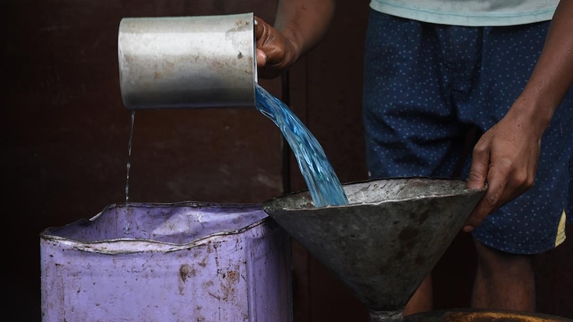மத்திய கிழக்கில் தற்போது நிலவும் பதட்டங்கள் சர்வதேச எரிசக்தி விநியோக முறையை பாதித்துள்ளன. இது நமது நாட்டின் எல்பிஜி இருப்புக்களை பாதிக்க வாய்ப்புள்ளது. அடுத்த 10 முதல் 12 நாட்களில், குறிப்பாக உத்தரபிரதேசம் போன்ற மாநிலங்களில், எரிவாயு பற்றாக்குறை ஏற்படக்கூடும் என்று மதிப்பிடப்பட்டுள்ளது. இதுபோன்ற பேரழிவு சூழ்நிலைகள் ஏற்பட்டால், மக்களுக்கு ஏற்படும் சிரமத்தைத் தவிர்க்க மண்ணெண்ணெய் விநியோகம் ஒரு பேக்அப் ஆப்சனாக தேர்ந்தெடுக்கப்பட்டுள்ளது. இருப்பினும், இது நிரந்தர முடிவு அல்ல. ஒரு முன்னெச்சரிக்கை நடவடிக்கை மட்டுமே என்று தெரிகிறது.