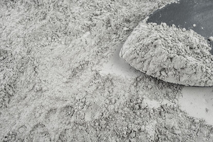 குறிப்பாக, கச்சா எண்ணெய்யில் இருந்து எடுக்கப்படும் பெட் கோக், சிமெண்ட் உற்பத்தியில் முக்கிய பங்கு வகித்து வருகிறது. இந்நிலையில், கச்சா எண்ணெய் விலையேற்றத்தால், இந்தியாவில் இம்மாத இறுதிக்குள் சிமெண்ட் விலை அதிகரிக்கக்கூடும் என நுவாமா என்ற நிறுவனம் அறிக்கை வெளியிட்டுள்ளது.