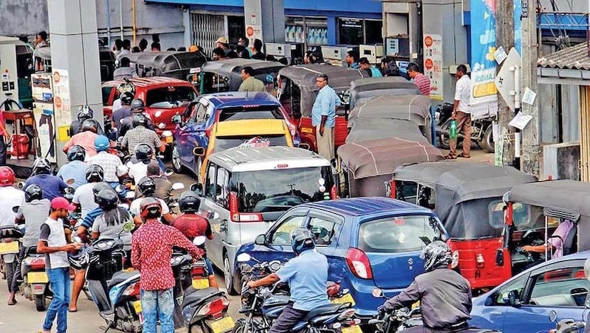 அமெரிக்கா, ரஷ்யா, ஆஸ்திரேலியா போன்ற நாடுகளில் இருந்து பெரிய அளவிலான சமையல் எரிவாயு சரக்குகள் இந்தியா வந்து கொண்டிருப்பதாகவும், அடுத்த ஒரு மாதத்திற்கு தேவையான சமையல் எரிவாயு உறுதி செய்யப்பட்டிருப்பதாகவும் விளக்கமளிக்கப்பட்டுள்ளது. எனவே, மக்கள் தேவையற்ற பீதிக்கு ஆளாகி எரிபொருளைச் சேமிக்க முற்பட வேண்டாம் என்று மத்திய அரசு கேட்டுக் கொண்டுள்ளது. இதன்மூலம், லாக்டவுன் தற்போதைக்கு நிகழ வாய்ப்பில்லை என்றே நிபுணர்கள் கூறுகின்றனர். எனினும், சமையல் எரிவாயு டெலிவரி செய்வதில் தாமதம், சில இடங்களில் சமையல் சிலிண்டர்கள் கறுப்புச் சந்தையில் அதிக விலைக்கு விற்பது உள்ளிட்ட சிக்கல்கள் இருப்பது மக்கள் அச்சத்தில் இருக்கின்றனர். அமெரிக்கா, ரஷ்யா, ஆஸ்திரேலியா போன்ற நாடுகளில் இருந்து பெரிய அளவிலான சமையல் எரிவாயு சரக்குகள் இந்தியா வந்து கொண்டிருப்பதாகவும், அடுத்த ஒரு மாதத்திற்கு தேவையான சமையல் எரிவாயு உறுதி செய்யப்பட்டிருப்பதாகவும் விளக்கமளிக்கப்பட்டுள்ளது. எனவே, மக்கள் தேவையற்ற பீதிக்கு ஆளாகி எரிபொருளைச் சேமிக்க முற்பட வேண்டாம் என்று மத்திய அரசு கேட்டுக் கொண்டுள்ளது. இதன்மூலம், லாக்டவுன் தற்போதைக்கு நிகழ வாய்ப்பில்லை என்றே நிபுணர்கள் கூறுகின்றனர். எனினும், சமையல் எரிவாயு டெலிவரி செய்வதில் தாமதம், சில இடங்களில் சமையல் சிலிண்டர்கள் கறுப்புச் சந்தையில் அதிக விலைக்கு விற்பது உள்ளிட்ட சிக்கல்கள் இருப்பது மக்கள் அச்சத்தில் இருக்கின்றனர்.