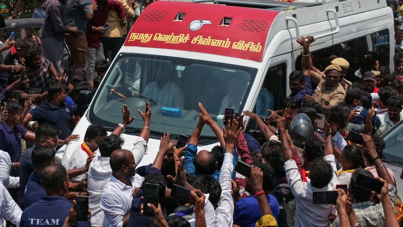  கரூர் கூட்ட நெரிசலில் சிக்கி 41 உயிரிழந்த புகாரில், விஜய் மீது வழக்கு பதிவு செய்யப்படாத நிலையில், அவர் அரசியலுக்கு வந்த பிறகு பதிவு செய்யப்படும் முதல் வழக்காக இது கருதப்படுகிறது.