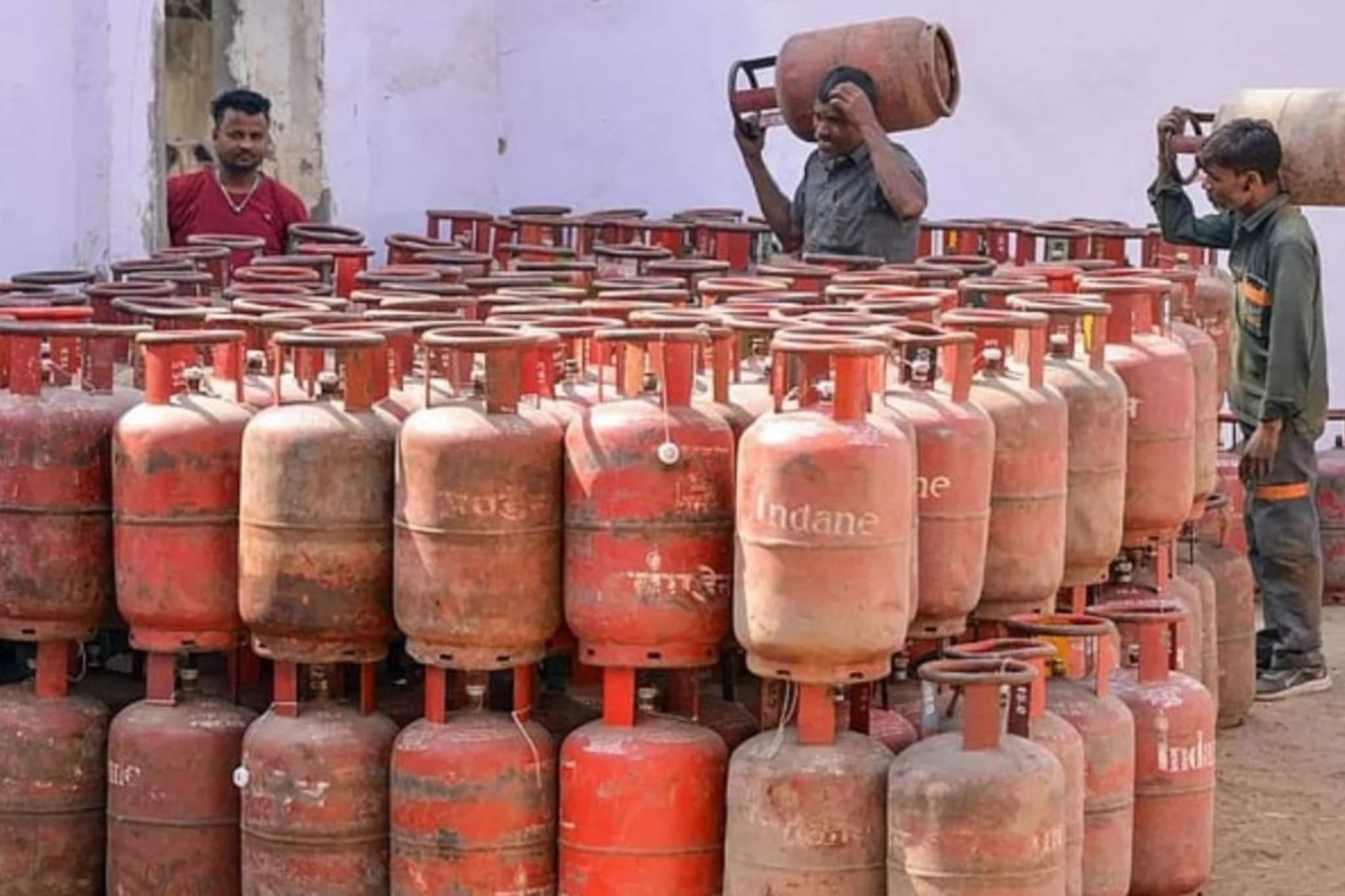 கேஸ் சிலிண்டர் தட்டுப்பாட்டை தொடர்ந்து அடுத்த அதிர்ச்சி.. சரசரவென உயரும்  விலை.. பொதுமக்கள் ஷாக்! | வணிகம் போட்டோகேலரி - News18 தமிழ்