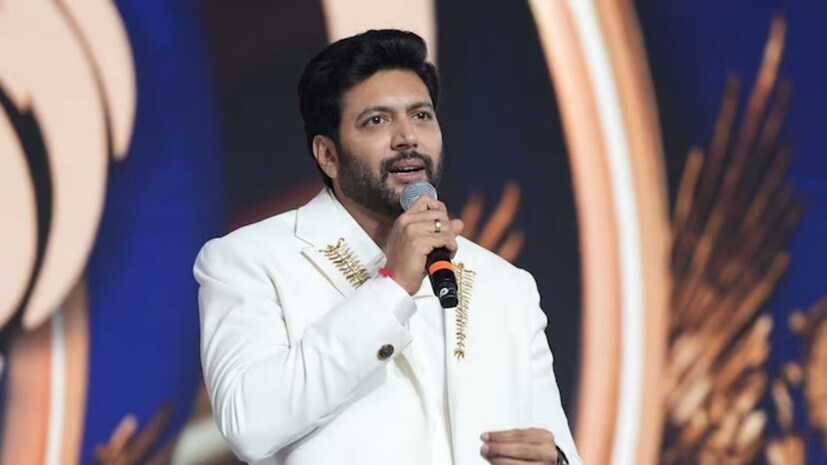 தமிழ் சினிமாவில் ‘ஜெயம்’ படத்தின் மூலம் நடிகராக அறிமுகமானார் ரவி மோகன். பல படங்களில் நடித்து கோலிவுட்டில் தனக்கென தனி இடத்தை பிடித்துள்ளார். அடுத்து அவர் நடிப்பில் ‘கராத்தே பாபு’ திரைப்படம் வெளியாக இருக்கிறது. இதனிடையே, கடந்த ஆண்டு, தனது மனைவி ஆர்த்தியை விவாகரத்து செய்வதாக ரவி மோகன் அறிவித்தார். அவரது இந்த அறிவிப்பு ரசிகர்களிடையே அதிர்ச்சியை ஏற்படுத்தியது. தமிழ் சினிமாவில் ‘ஜெயம்’ படத்தின் மூலம் நடிகராக அறிமுகமானார் ரவி மோகன். பல படங்களில் நடித்து கோலிவுட்டில் தனக்கென தனி இடத்தை பிடித்துள்ளார். அடுத்து அவர் நடிப்பில் ‘கராத்தே பாபு’ திரைப்படம் வெளியாக இருக்கிறது. இதனிடையே, கடந்த ஆண்டு, தனது மனைவி ஆர்த்தியை விவாகரத்து செய்வதாக ரவி மோகன் அறிவித்தார். அவரது இந்த அறிவிப்பு ரசிகர்களிடையே அதிர்ச்சியை ஏற்படுத்தியது.