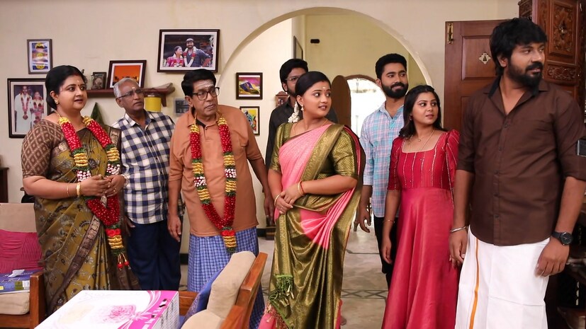  சின்னத்திரையில் சீரியல்கள் அதிகரித்துவிட்டன. இதனால் போட்டிகளும் கடுமையாகிவிட்டது. சுமார் 1 ஆண்டுகள் ஒரு சீரியல் கடப்பதே பெரும் சவாலாக மாறிவிட்டது. இந்த நிலையில், விஜய் டிவியில் ஒளிபரப்பாகி வரும் சிறகடிக்க ஆசை சீரியல் வெற்றிகரமாக ஆயிரமாவது எபிசோடை எட்டி சாதனை படைத்துள்ளது. அந்த சீரியலின் இந்த மைல்கல் சாதனைக்கு சமூக வலைதளங்களில் வாழ்த்து மழை பொழிந்து வருகிறார்கள் ரசிகர்கள்.