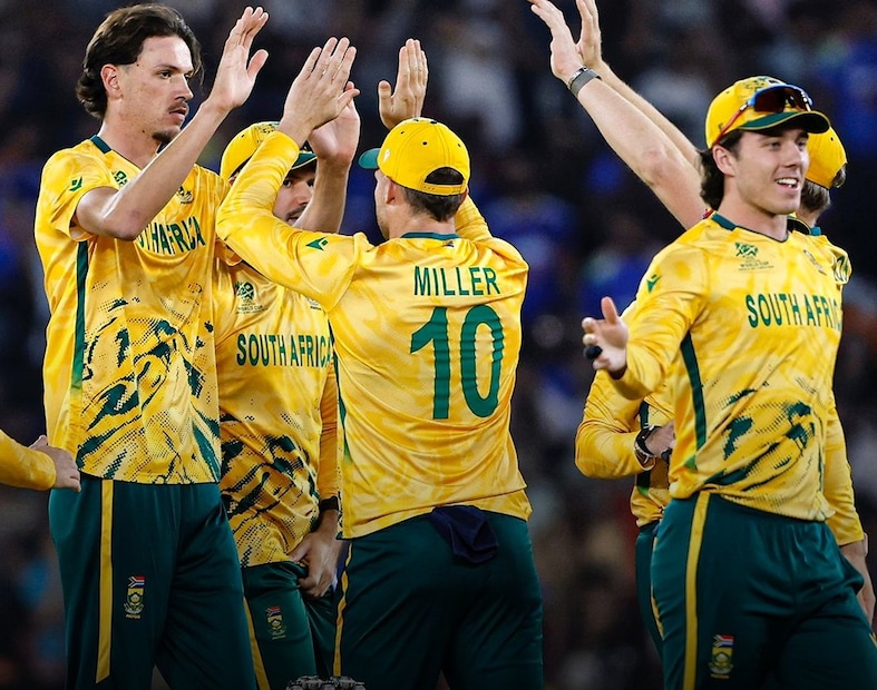  இந்தத் தோல்வியால் தென் ஆப்பிரிக்க கேப்டன் எய்டன் மார்க்ராம் மிகவும் சோகமாகத் தெரிந்தார். அரையிறுதிக்கு முன்பு தென் ஆப்பிரிக்கா ஒரு போட்டியிலும் தோல்வியடையவில்லை. நியூசிலாந்திடம் அரையிறுதியில் தோல்வியடைந்த பிறகு, மார்க்ராம் கூறுகையில், “நிலைமைகளைக் கருத்தில் கொண்டு, அவர்கள் ஆரம்பத்தில் மிகச் சிறப்பாக பந்துவீசினர். அவர்களின் பந்துவீச்சு வெற்றிக்கு கைகொடுத்தது. மேலும் ஒரு பேட்ஸ்மேன் இதுபோன்ற ஒரு இன்னிங்ஸை விளையாடும்போது, போட்டி பெரும்பாலும் உங்கள் வழியில் செல்லாது.” என்றார்.