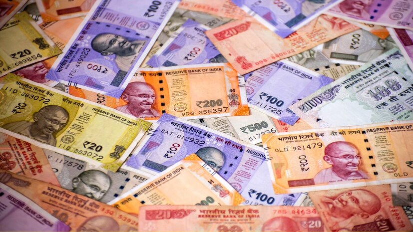 ஈரான்-இஸ்ரேல் பதற்றம், எண்ணெய் விலைகள் உயர்வு மற்றும் வெளிநாட்டு முதலீட்டாளர்களின் விற்பனை காரணமாக, இந்திய ரூபாய் மார்ச் மாதத்தில் 94.83 ஆக சரிந்திருந்தது. ரூபாய் 12 ஆண்டுகளில் இல்லாத அளவுக்கு நேற்று (ஏப்ரல் 2) அன்று மிகப்பெரிய ஏற்றத்தை பதிவு செய்தது. ஈரான்-இஸ்ரேல் பதற்றம், எண்ணெய் விலைகள் உயர்வு மற்றும் வெளிநாட்டு முதலீட்டாளர்களின் விற்பனை காரணமாக, இந்திய ரூபாய் மார்ச் மாதத்தில் 94.83 ஆக சரிந்திருந்தது. ரூபாய் 12 ஆண்டுகளில் இல்லாத அளவுக்கு நேற்று (ஏப்ரல் 2) அன்று மிகப்பெரிய ஏற்றத்தை பதிவு செய்தது.