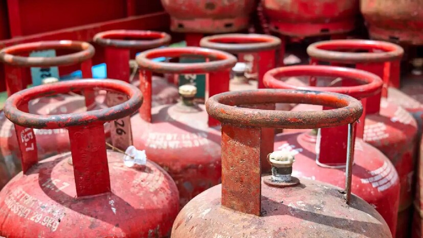 நாட்டில் வீட்டு உபயோக எல்பிஜி (LPG) விதிமுறைகளில் மத்திய அரசு முக்கிய மாற்றங்களைக் கொண்டு வந்துள்ளது. இந்த புதிய விதிகள், ஒரே நேரத்தில் எல்பிஜி சிலிண்டர் மற்றும் பிஎன்ஜி (PNG) இணைப்பு இரண்டையும் பயன்படுத்தும் குடும்பங்களைப் பாதிக்கக்கூடும் என்று கூறப்படுகிறது. “ஒரு வீட்டிற்கு ஒரு எரிவாயு இணைப்பு” என்ற கொள்கையின் கீழ், ஏற்கனவே செயல்பாட்டில் உள்ள பிஎன்ஜி இணைப்பைக் கொண்ட குடும்பங்கள், இண்டேன், பாரத் கேஸ் மற்றும் ஹெச்பி கேஸ் போன்ற நிறுவனங்களிடமிருந்து தங்களின் வீட்டு உபயோக எல்பிஜி இணைப்புகளைத் தொடர அனுமதிக்கப்படாமல் போகலாம். இந்த முடிவின் முக்கிய நோக்கம், இரட்டை மானியங்களைக் குறைப்பது, எரிவாயு விநியோக அமைப்பைச் சீரமைப்பது மற்றும் நகர்ப்புறங்களில் பிஎன்ஜி பயன்பாட்டை ஊக்குவிப்பது ஆகும் என்று அரசு கூறுகிறது.