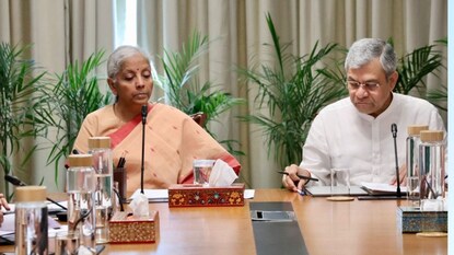 அமைச்சர்கள் நிர்மலா சீதாராமன், அஸ்வினி வைஷ்ணவ்