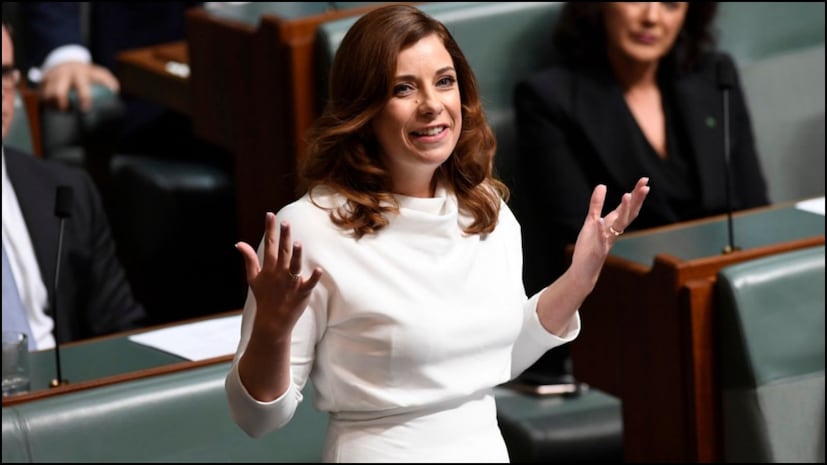  இதுபற்றி ஆஸ்திரேலியாவின் தகவல் தொடர்புத் துறை அமைச்சர் அனிகா வெல்ஸ் இதுபற்றி தெரிவிக்கையில், “இப்போதெல்லாம் மக்கள் செய்திகளை நேரடியாக ஃபேஸ்புக், டிக்டாக் மற்றும் கூகுள் மூலமாகவே அதிகம் பெறுகிறார்கள். எனவே அந்தத் தளங்கள், தங்களின் வருமானத்திற்கு உதவும் செய்திகளுக்காக சம்பந்தப்பட்ட செய்தி நிறுவனங்களுக்கு உரிய தொகையைத் தருவதுதான் நியாயம். அதற்காகவே இந்த சட்டம் வகுக்கப்பட்டுள்ளது. ஒருவேளை அந்நிறுவனங்கள் மறுத்தால், அவை இன்னும் அதிக பணம் செலுத்த நேரிடும். பெரிய நிறுவனங்களின் மிரட்டலுக்கு ஆஸ்திரேலியா ஒருபோதும் பணியாது” என்றுள்ளார்.