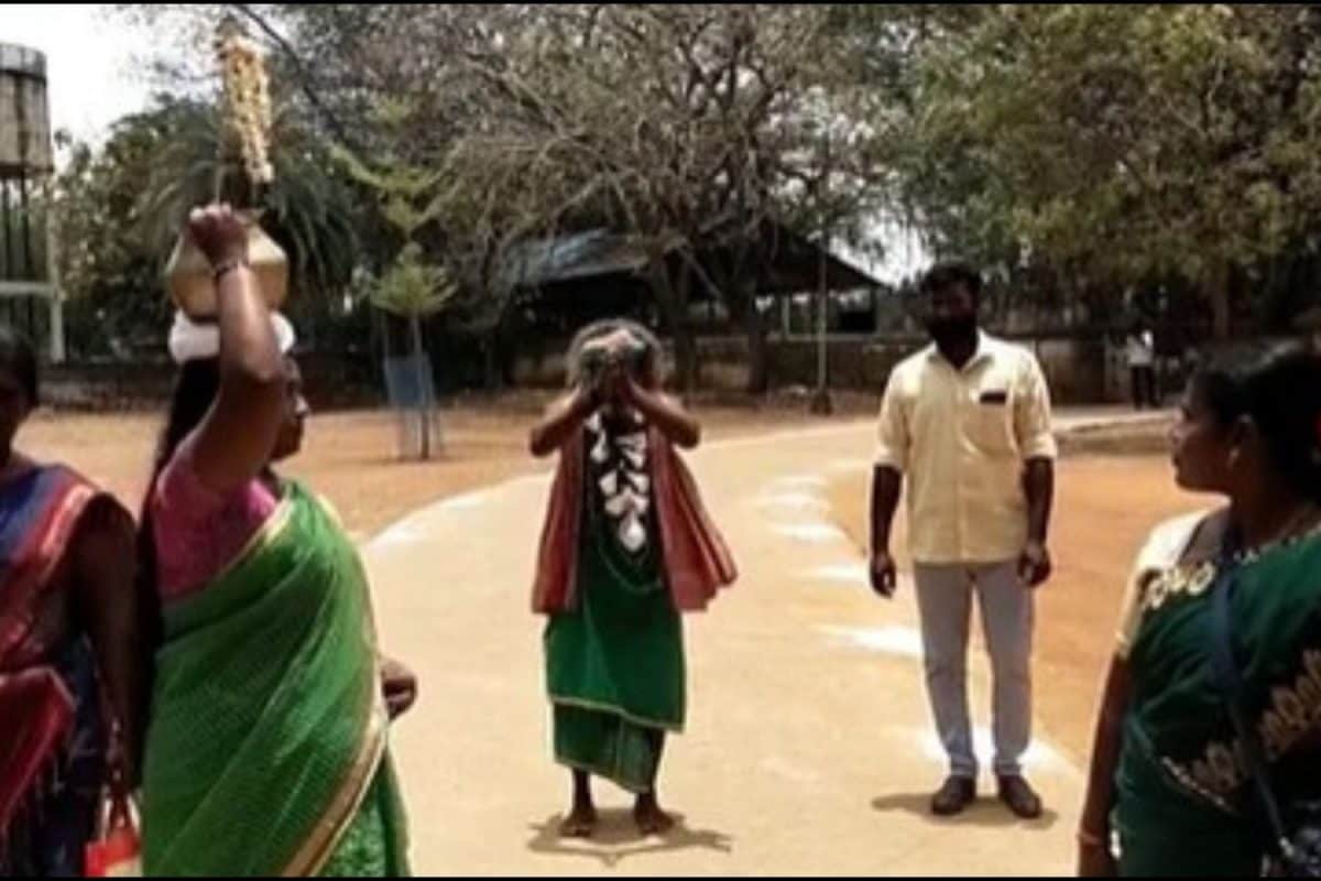 விநோதமான முறையில் வேட்புமனு தாக்கல் செய்த சுயேச்சை வேட்பாளர்கள்!