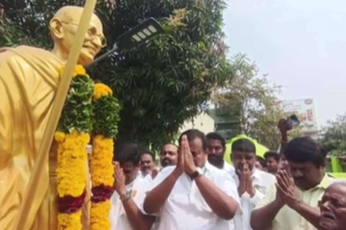 ஈரோடு கிழக்கு... வேட்பாளர் அறிவிப்பால் வெடித்த உட்கட்சி பூசல்... காந்தி சிலையிடம் நிர்வாகிகள் மனு