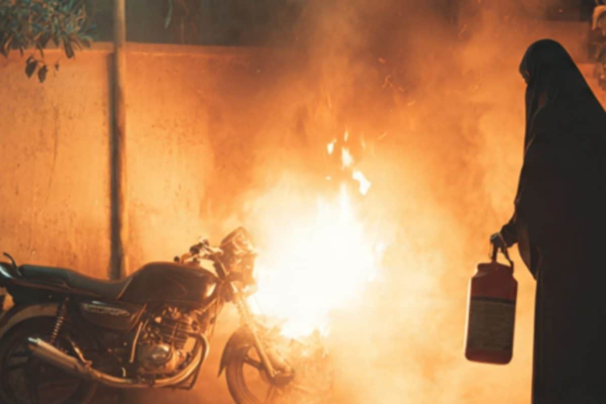 காதலியை கைவிட்ட நபர்... ஆத்திரத்தில் காதலனின் பைக்கை பெட்ரோல் ஊற்றி கொளுத்திய பெண்...