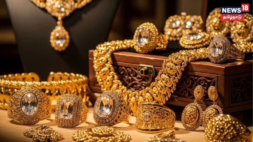  இதனைத்தொடர்ந்து இன்று காலை (ஏப்.30) நிலவரப்படி தங்கம் விலை எந்த மாற்றமும் இன்றி அதே விலைக்கே விற்பனை செய்யப்பட்டது. அதன்படி 22 காரட் தங்கம் விலை ஒரு கிராம் ரூ.13,900க்கும், ஒரு சவரன் ரூ.1,11,200க்கும் விற்பனையானது. அதேபோல் 18 காரட் தங்கம் விலை ஒரு கிராம் ரூ.11,575க்கும், ஒரு சவரன் ரூ.92,600க்கும் விற்பனை செய்யப்பட்டது. மேலும் வெள்ளி விலையும் எந்த மாற்றமும் இன்றி ஒரு கிராம் ரூ.260க்கும், ஒரு கிலோ ரூ.2,60,000க்கும் விற்பனையானது.